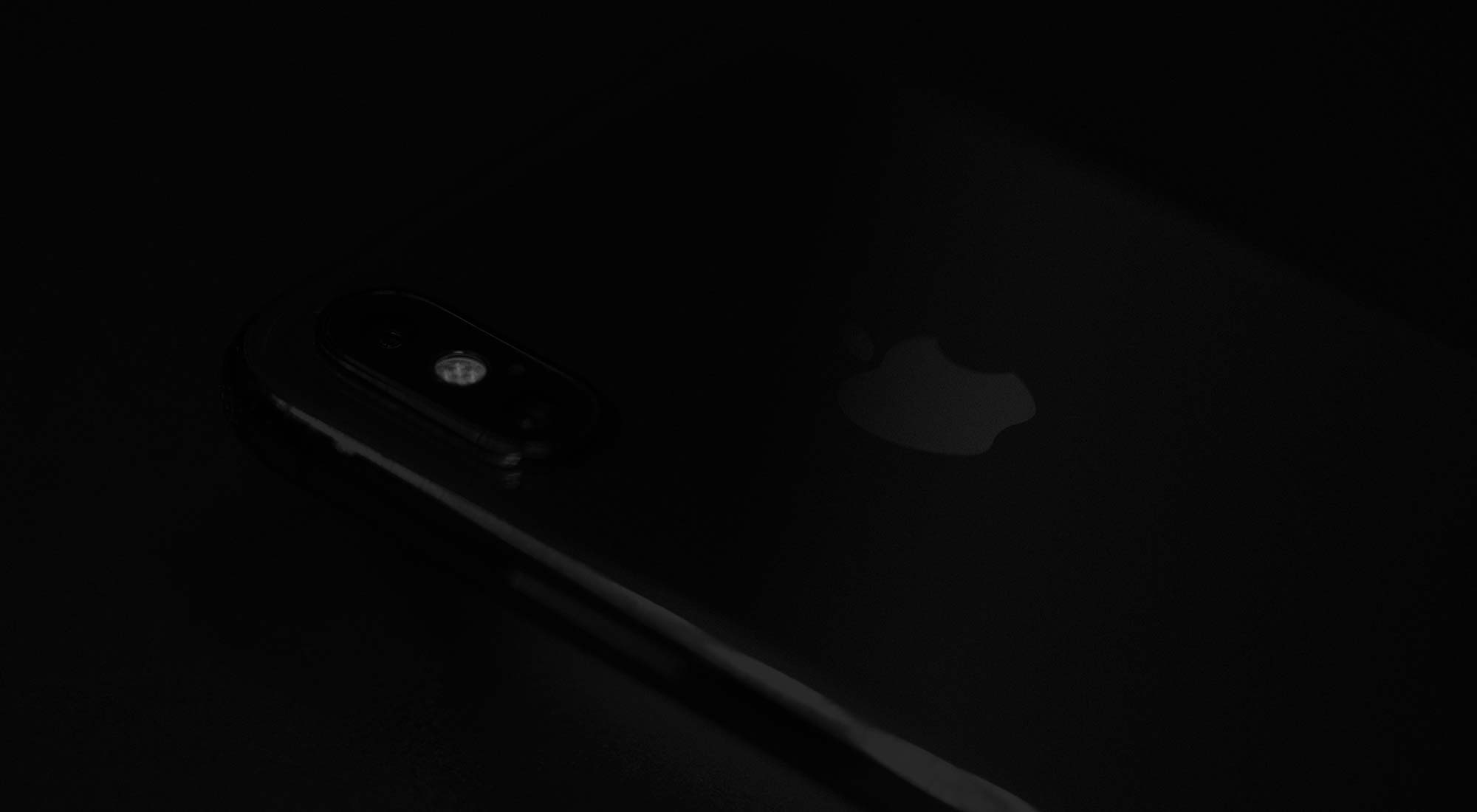 the back of a apple phone